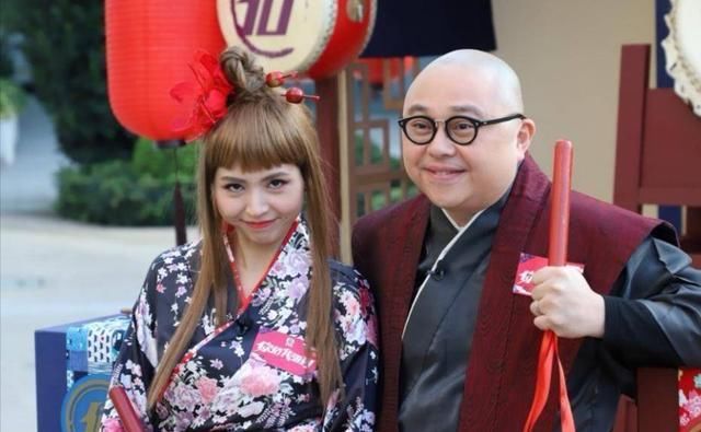 #小花#TVB小花主持新节目收起傲人身材 男搭档接受访问时直呼不过瘾