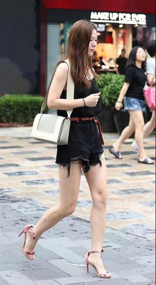 美女街拍穿高跟鞋粉色衣的阿姨很女人味儿,耐看迷人范!