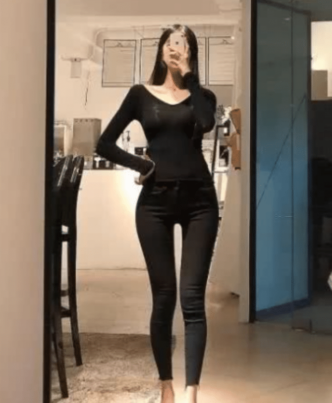 「 小蛮腰」展现双腿的美丽,紧身牛仔裤美女穿出小蛮腰
