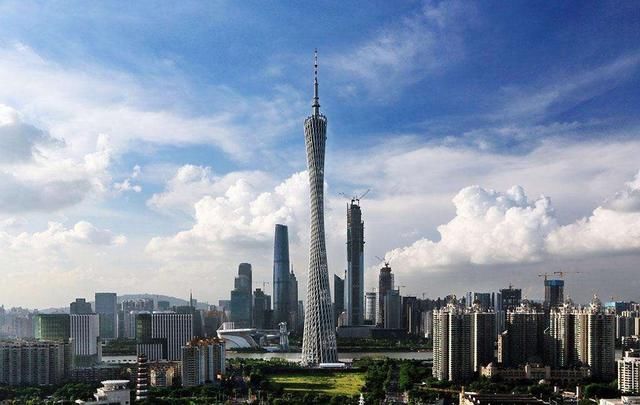 今年上半年广东、江苏和山东GDP列前三，广东成唯一超5万亿元省份