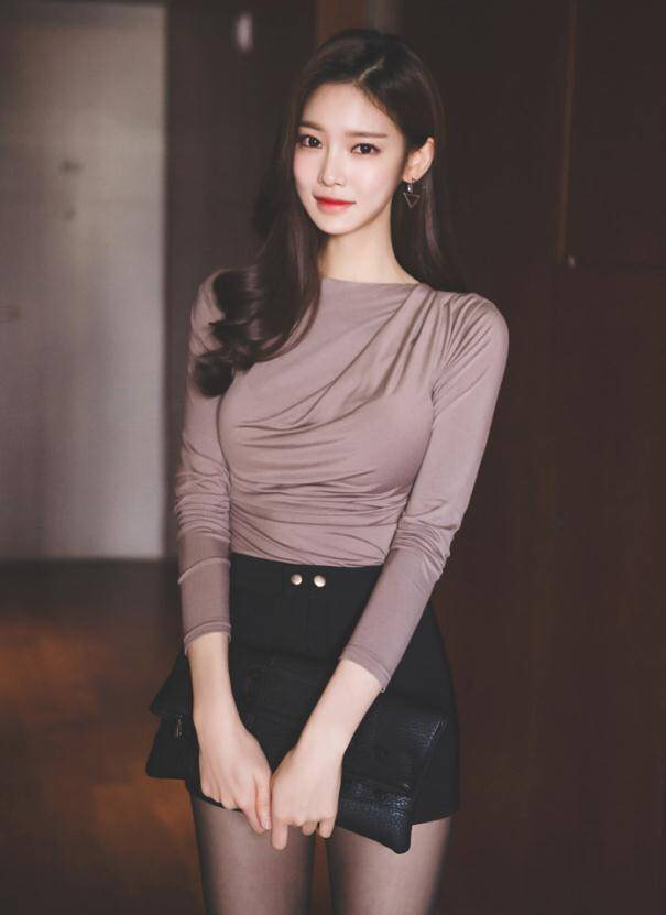 温润典雅的气质美女，精致套装显成熟魅力，巧笑嫣然让人心动！