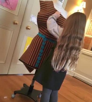 贝克汉姆与地狱厨神乡下度假，两家人拍大合照，小七小红裙瞩目