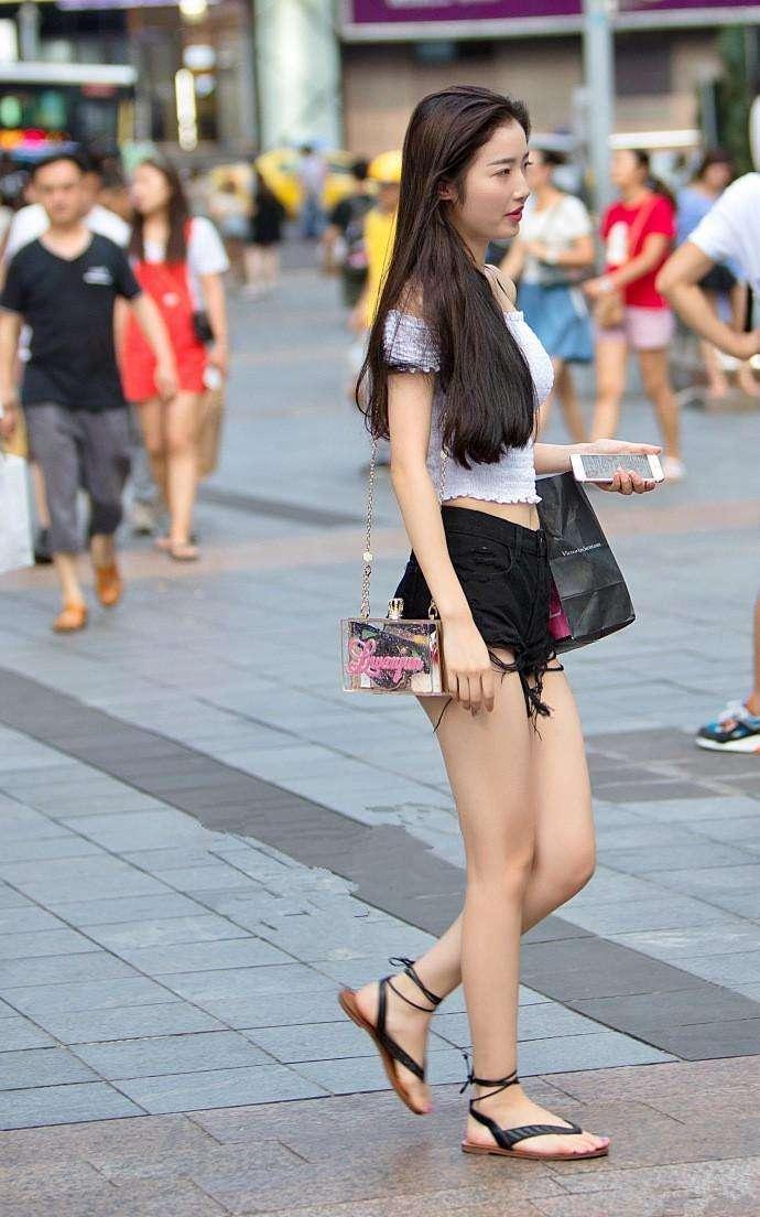 路人街拍：好清爽的小姐姐，吊带紧身裙凸显出白皙性感的身材