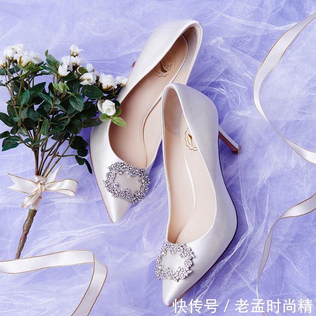  女人@聪明的女人都知道用一双高跟鞋提升自己的品味，时髦优雅还显高