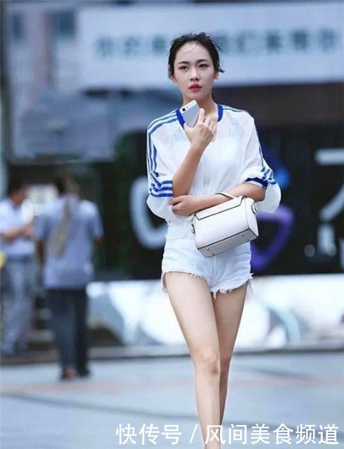 『 青春活力』秀出青春活力范,非常有女人味,街拍:简洁大方的小姐姐