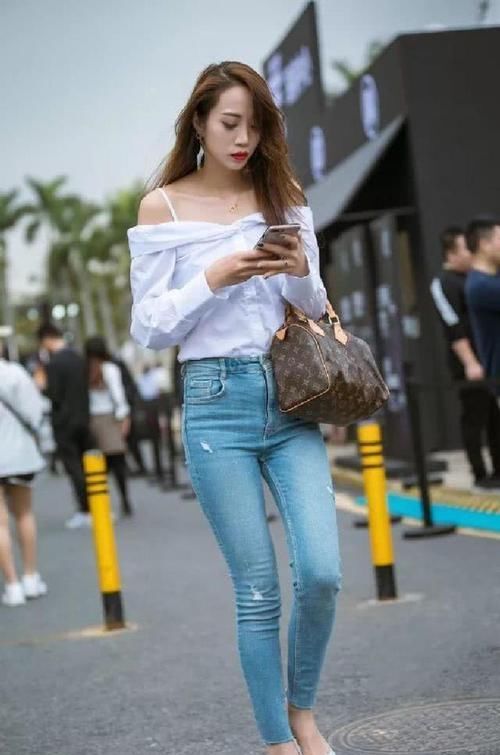  #优雅#牛仔裤气质小姐姐，身材高挑，凹凸有致尽显曲线！