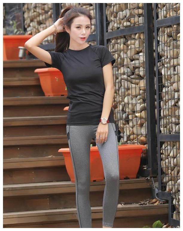 美拍：紧身裤展现出不一样的女神气质，可以满足各种身材！