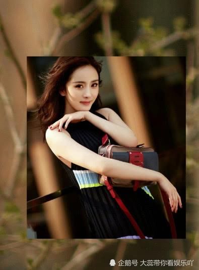 杨幂给5个脚趾头那里戴了1个“戒指”，你怎么这么精致！