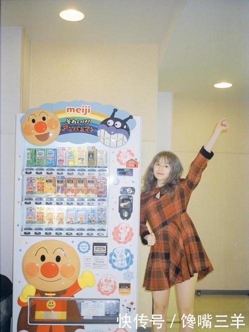  「蓝色」李诞女友黑尾酱另类穿衣服，衬衫只扣一粒扣，露蛮腰表情搞怪