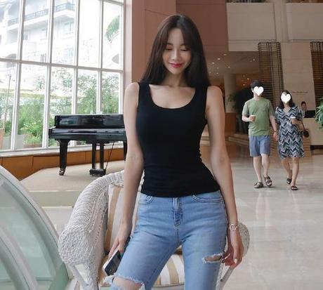 舒适养眼的牛仔裤美女，很有吸引力，轻松成为女性的焦点！