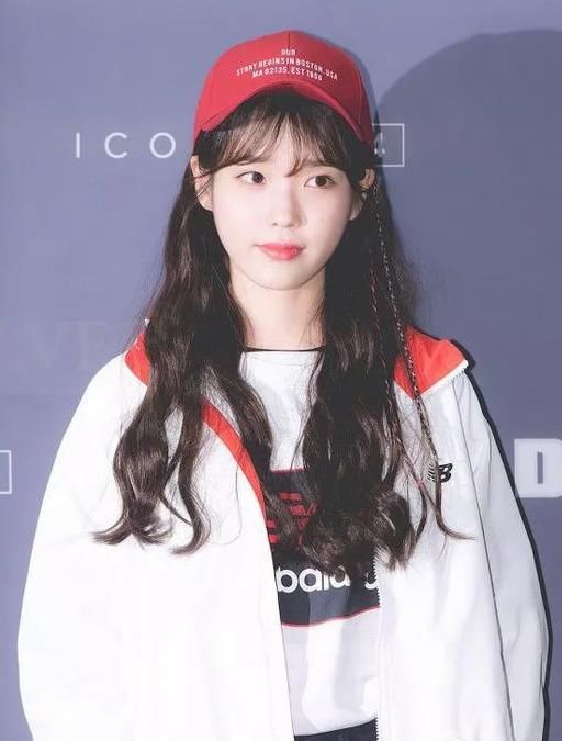  『打造』运用经典色打造时髦造型!早春实用穿搭指南,你最pick哪一套