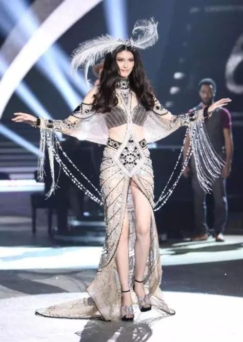 这里暗藏超模吃不胖的小秘密!腿长是天生的，瘦是吃出来的!