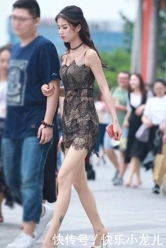 『蕾丝』街拍:蕾丝短裙小姐姐性感妩媚,身材凹凸有致,真羡慕你男朋友