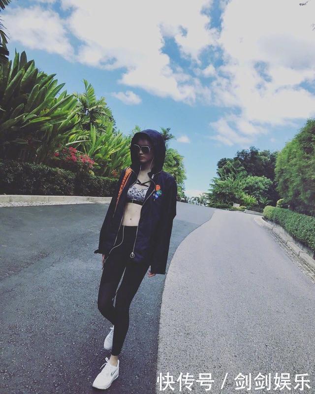 超模何穗的身材怎么露都不会让人看着觉得不舒服！这就是实力！