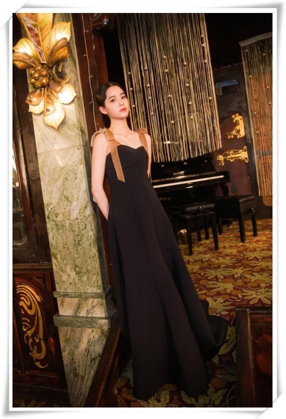 欧阳娜娜厉害！一袭吊带裙满屏女人味，网友直呼：好想做你男朋友