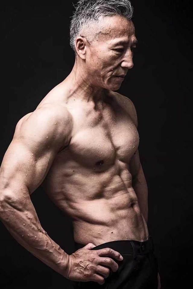 江苏大爷刘胜40年如一日坚持健身，如今成网红，参加米兰时装周！