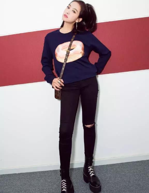 宋茜终于穿对了,渔网袜配英伦鞋时尚美哭了,网友:为她爆灯!