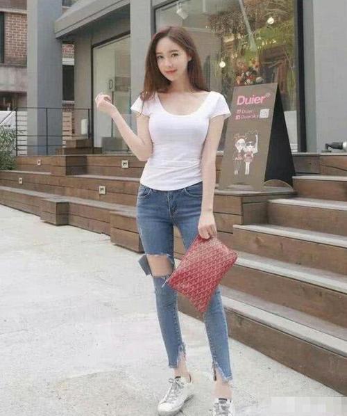 牛仔裤美女的一个背影，让人恋恋不舍