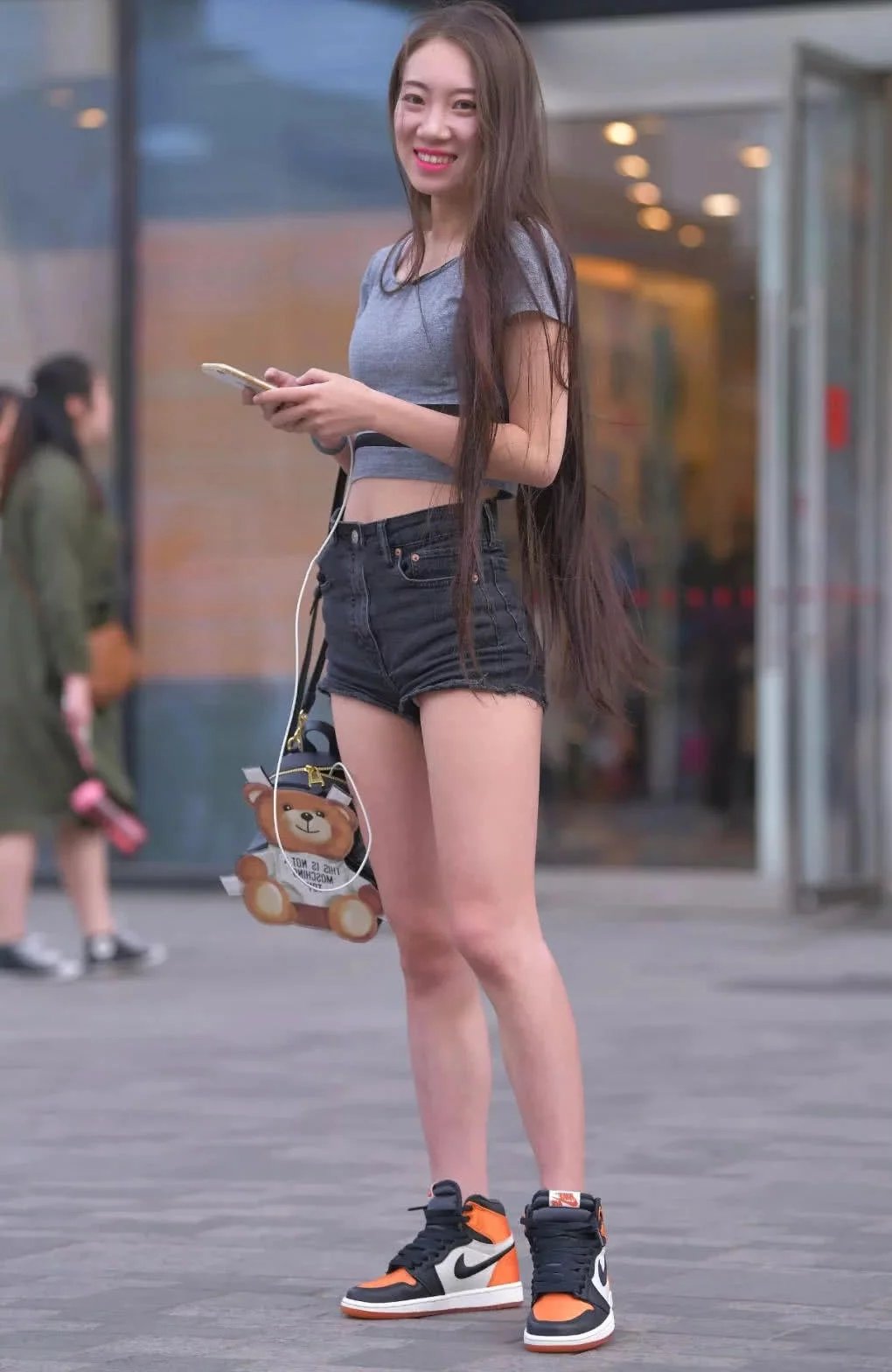 时尚辣妈贴身T恤勾勒出前凸后翘好身材，生过孩子的女人身材就是