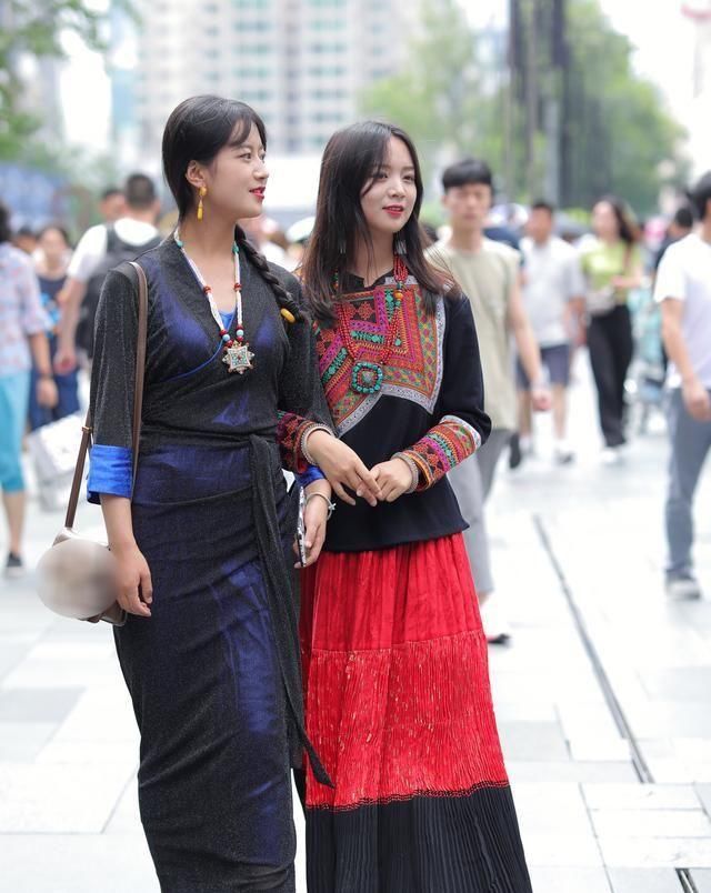 「汉服」街头偶遇穿汉服的姐妹花，清纯可爱，但不知道是哪个民族的服装