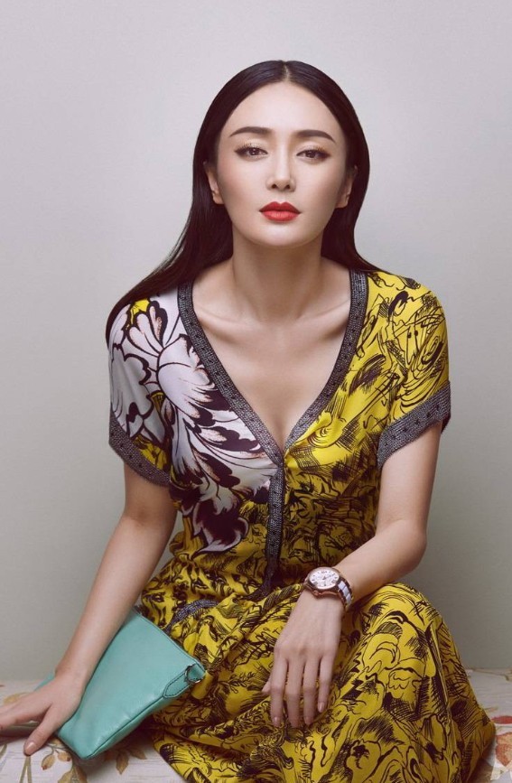 秦岚身穿黑色高开叉裙亮相，身材依旧惊艳，看着哪像37岁的人