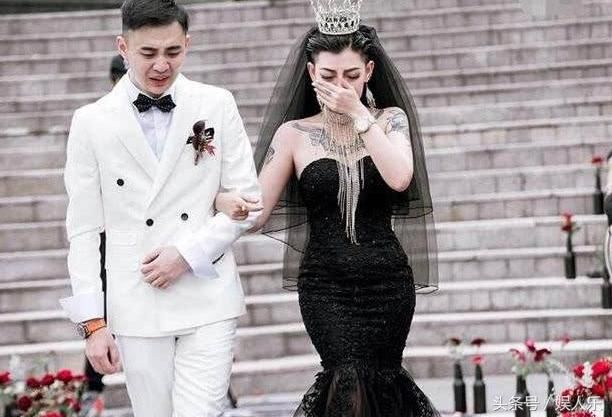 抖音“黑纱新娘”一身纹身，被誉为“最酷”新娘，私下素颜照惊人