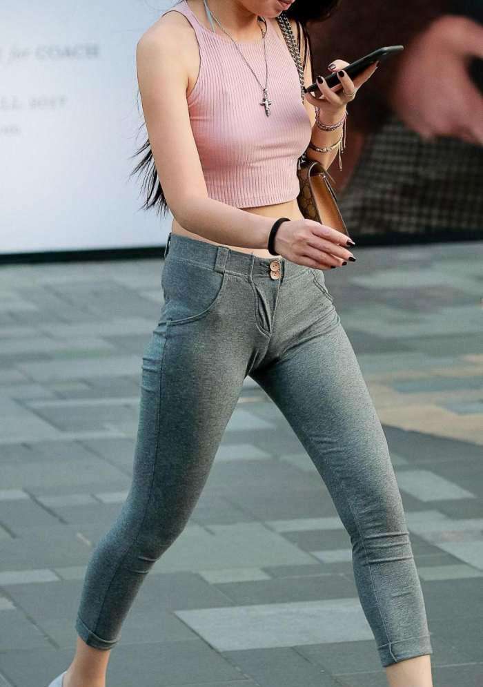 街拍：紧身裤美女穿着纤细布料出门，路人默默地看着