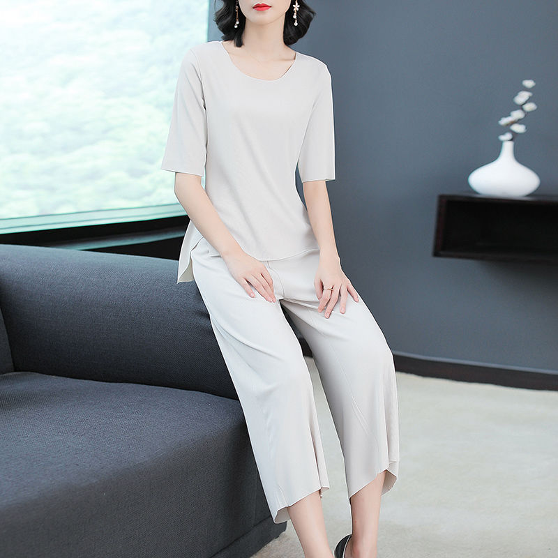 8月立秋后，40岁女人多穿这种时尚套装，尽显女人窈窕身姿，美