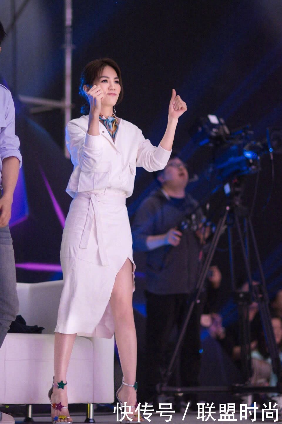 陈嘉桦好性感！穿包臀裙上台演唱，暴露了一双惊艳美腿！