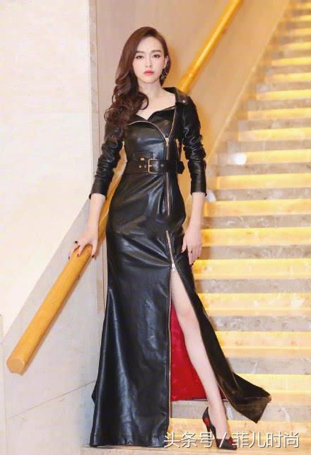 唐嫣为了显腿长，故意把裙子剪成好多叉口，而且还意外的时尚！