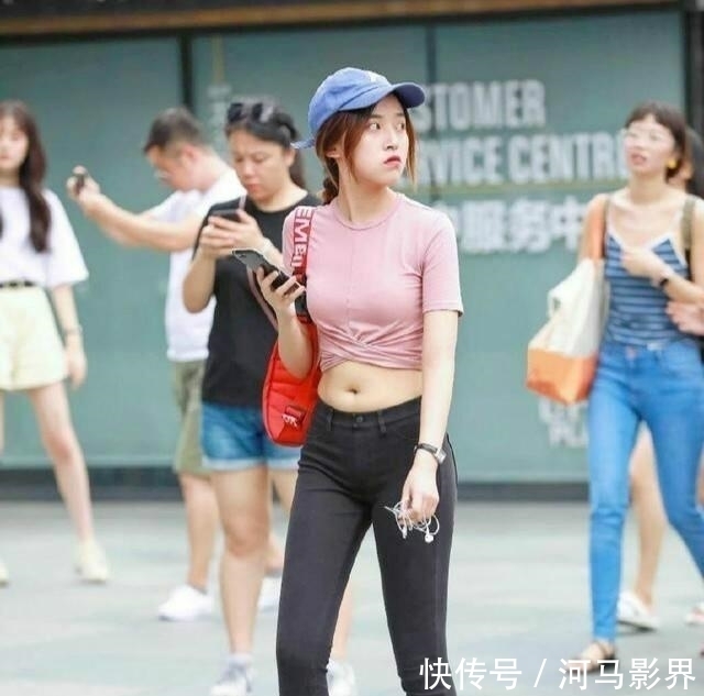 展现出|街拍牛仔裤的小美女,小肚腩有些许尴尬!