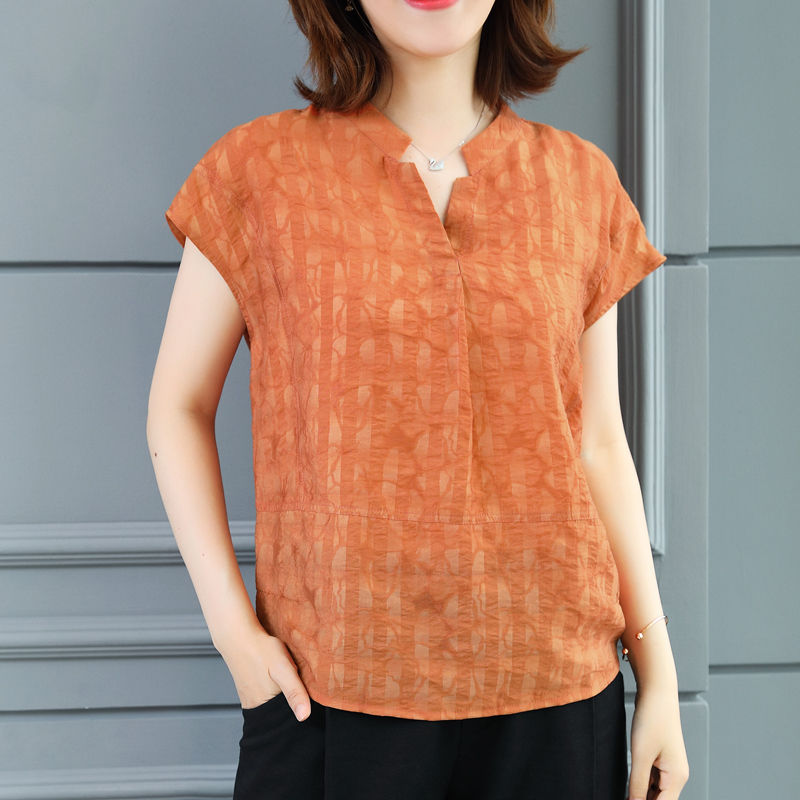 出去玩，穿裙子不方便!45岁婆婆穿这小衫，配萝卜裤，美过风景