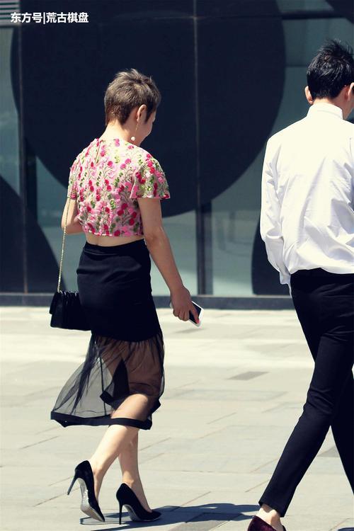 出门为什么要穿尖头细高跟,看了她们的搭配,你也会选这款鞋子