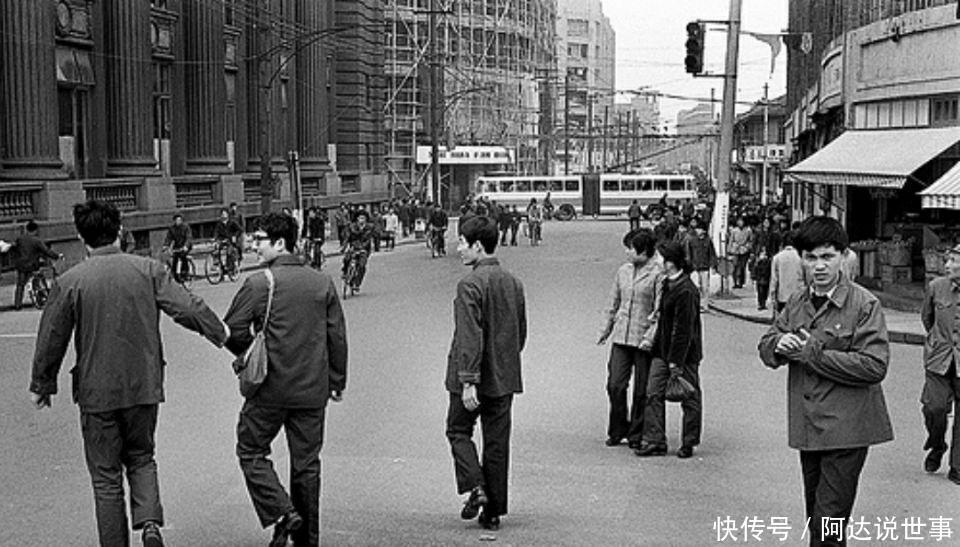  出门：30多年前的上海长啥样道宽车不多，出门也得挤公交
