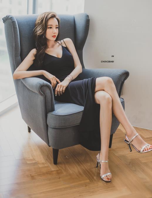  连衣裙|李妍静，一件黑色的开叉连衣裙