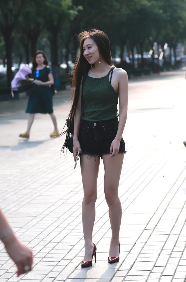 街拍逛街时遇到一位红色高跟鞋的长腿美胸姑娘