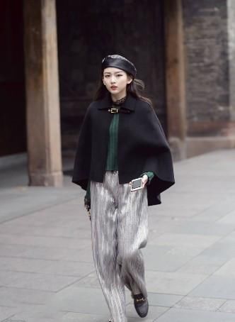 『妩媚』路人街拍,小姐姐一身时尚的搭配,很显精致妩媚
