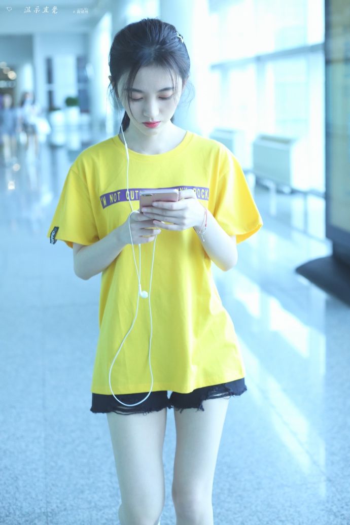 《芸汐传》鞠婧祎穿黄色T恤配短裤现身机场 不愧为四千年一遇美女