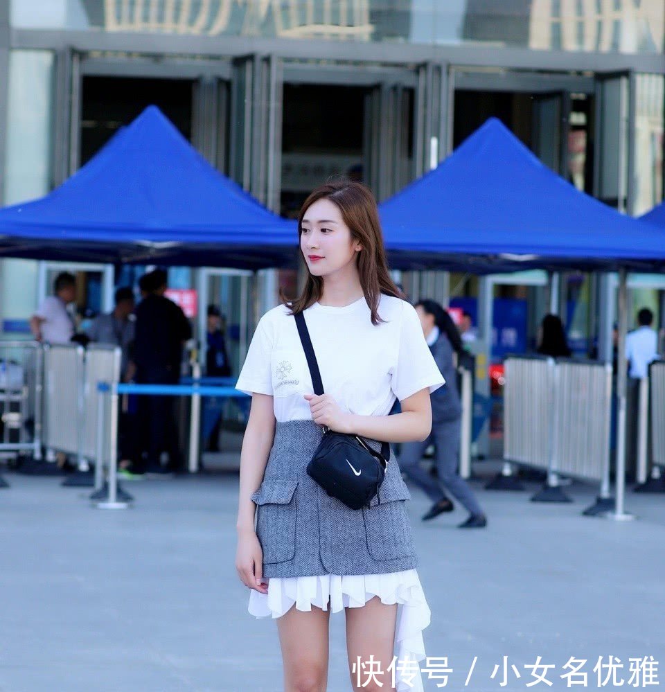 街拍清凉上街俊美的小姐姐，打扮上性感个性鹤立人群！