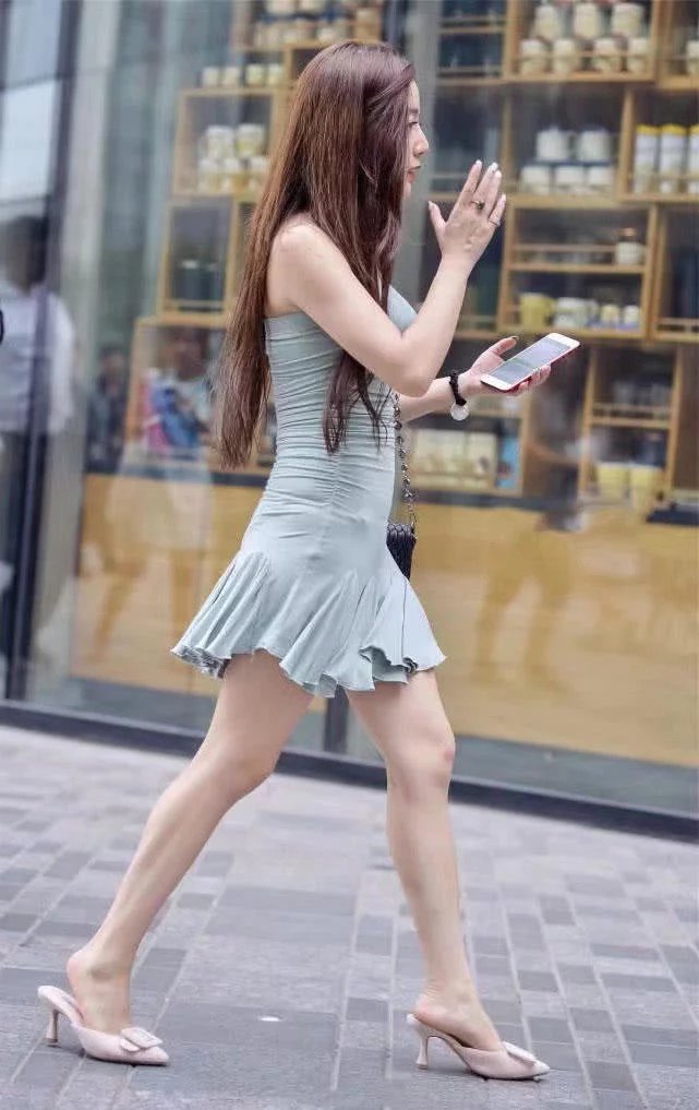 极具气质小姐姐蓝色抹胸连衣裙，勾勒出小姐姐完美事业线，很有韵