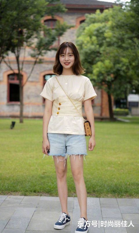  『上身穿一』时尚的姑娘用短裤搭配服饰，清凉感十足，还显腿长