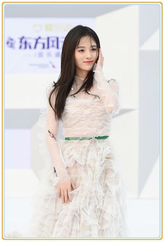 鞠婧祎够狠，穿紧身短裤还要扣四颗扣子，网友：为显腿长真是拼了