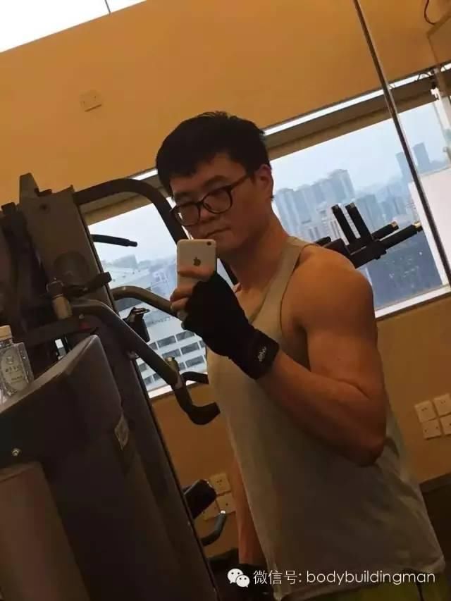 从握酒瓶到拿哑铃，他一年练出了腹肌!