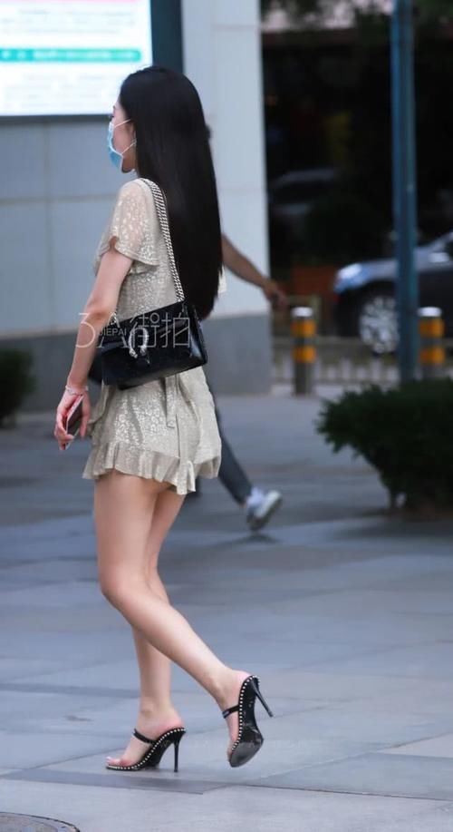  气质|街拍：吊带连衣裙清新减龄显气质，素色搭配穿出低调时尚美！