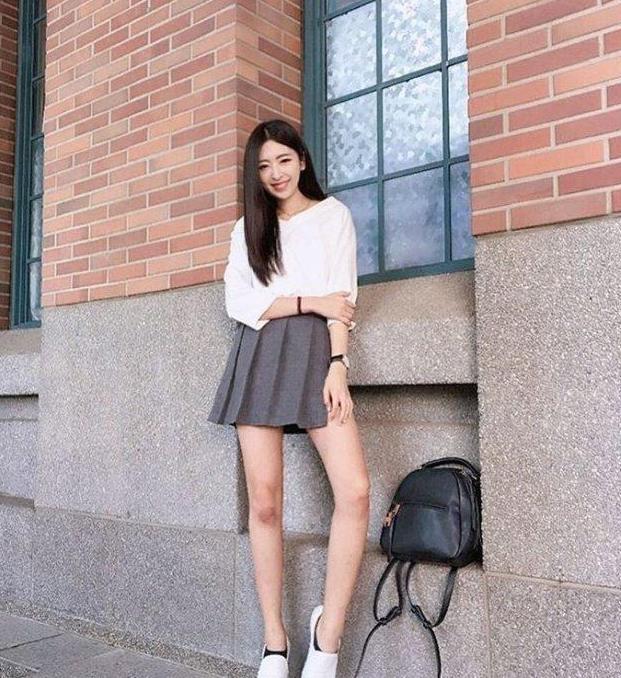 笑容甜美的小清新美女, 好身材能驾驭各种风格的衣服, 清爽又自然