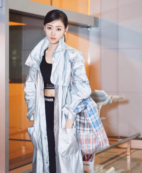 张天爱的身材让人服了,大秀A4腰让人挪不开眼,长腿逆天美翻天!