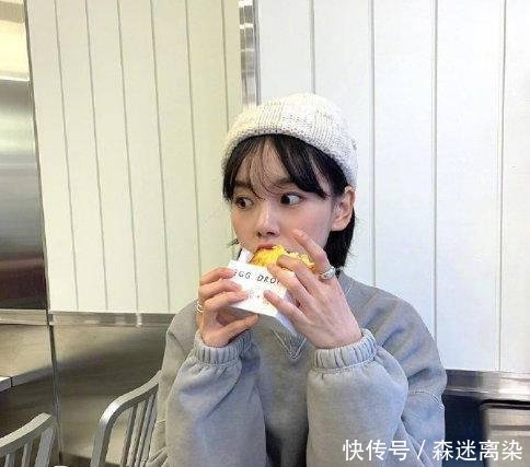  搭配一■短发小姐姐的日常穿搭，百搭西装外套和甜美碎花，打造今年最流行