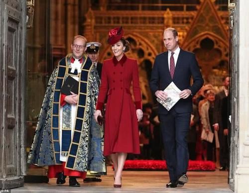 # 打招呼#与威廉凯特挥手打招呼，被批有失礼仪，梅根“谢幕秀”位列第二排