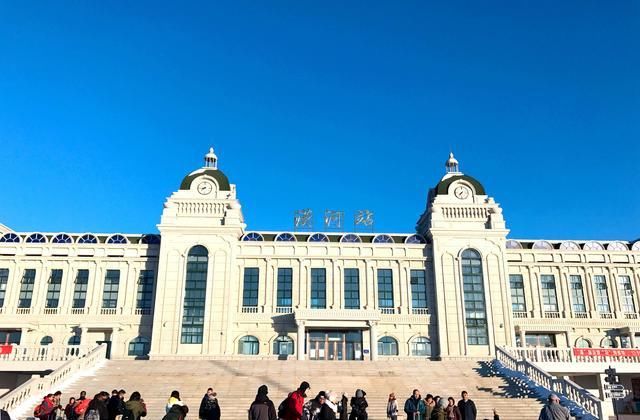 我国最北火车站，每天只靠7班车，异国风情外观不输发达地区车站