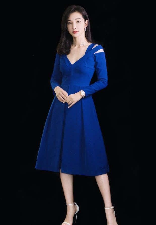 李冰冰的女人味是穿出来的，还把裙子当成纸？却“剪”出了性感！